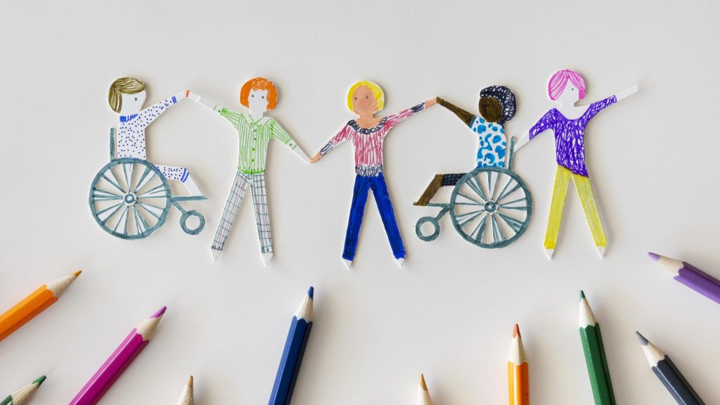 disegno di delle persone diverse tra di loro che si tengono per mano e sono felici. alcuni di loro sono su una sedia a rotelle. l'immagine è simbolo della diversità e inclusion.
