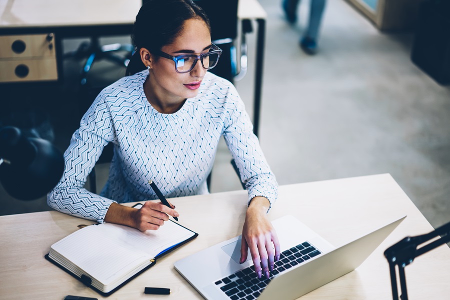 Una donna guarda il monitor del computer portatile