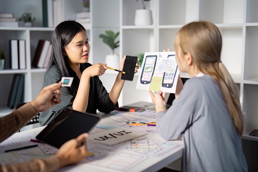 Tre persone che si confrontano sull'interfaccia grafica di un'applicazione per smartphone