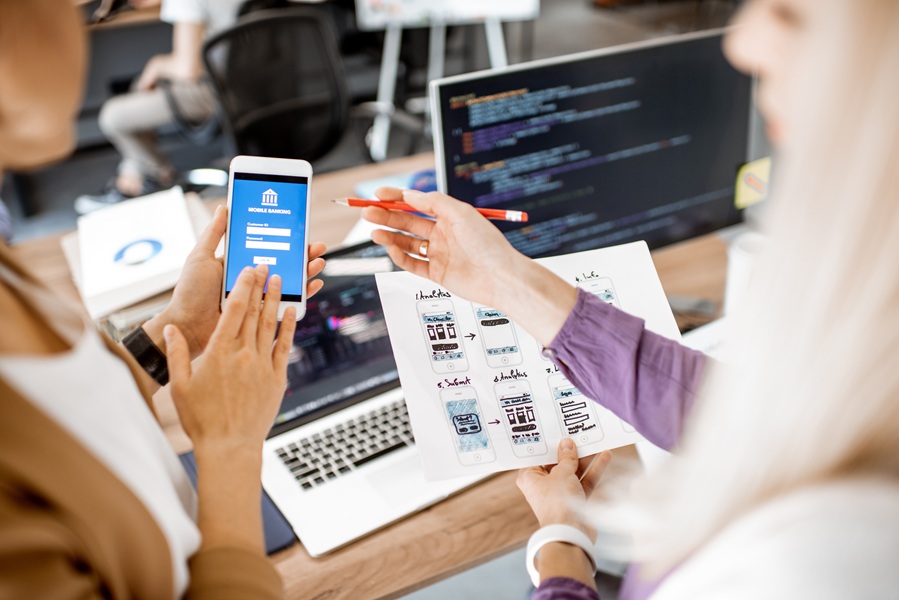 Due persone discutono dell'accessibilità di un sito web su mobile