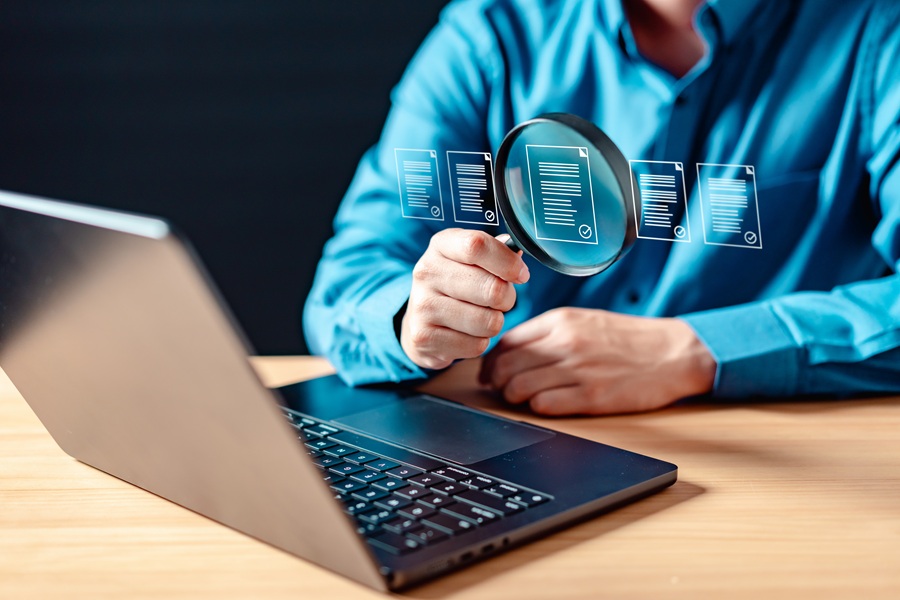 Lente di ingrandimento davanti ad un Pc