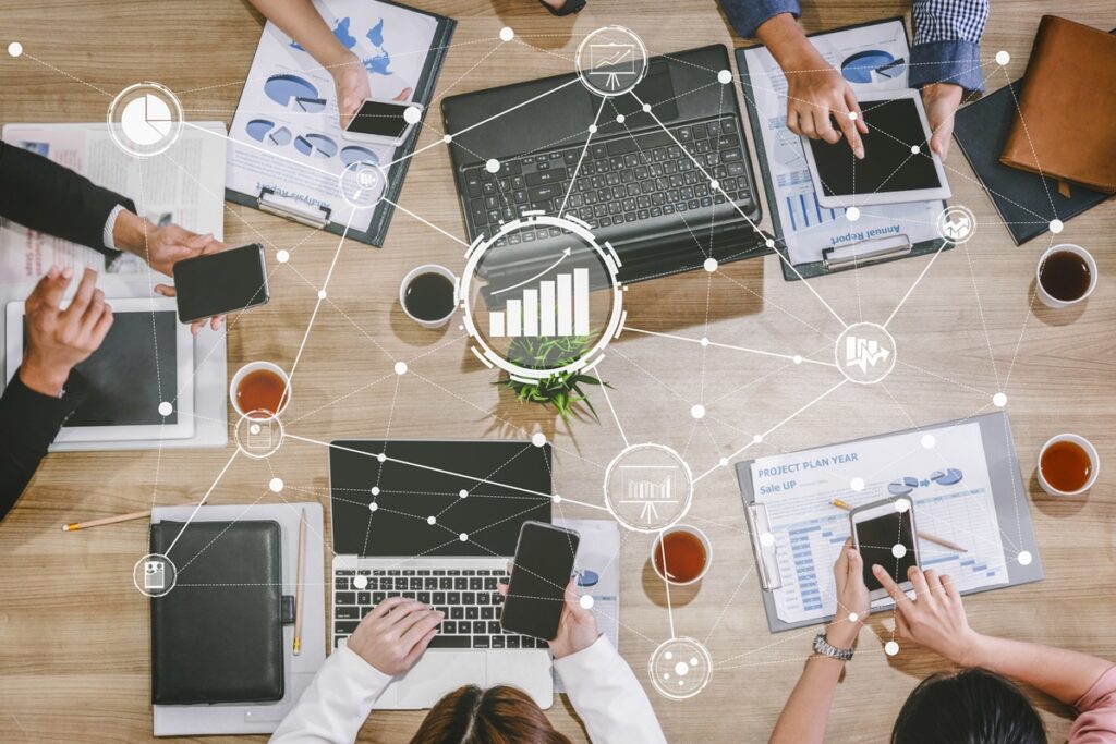 Dispositivi tecnologici e simboli di connessione digitale