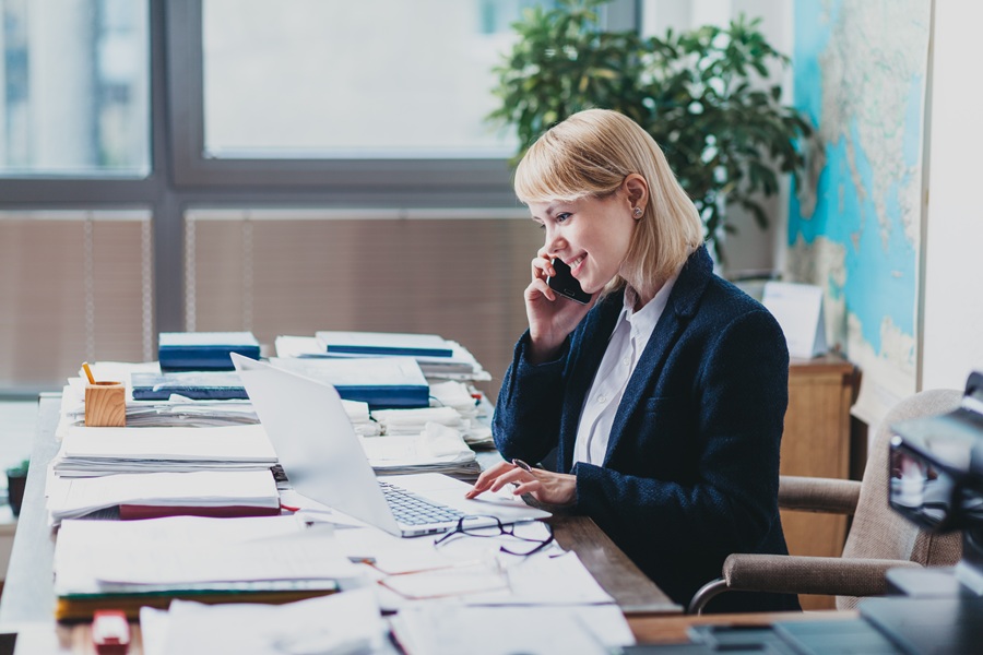 Impiegata della pubblica amministrazione alla scrivania