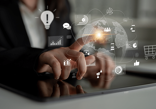 Persona che preme su un'icona di un globo terrestre, circondato da icone di vario tipo