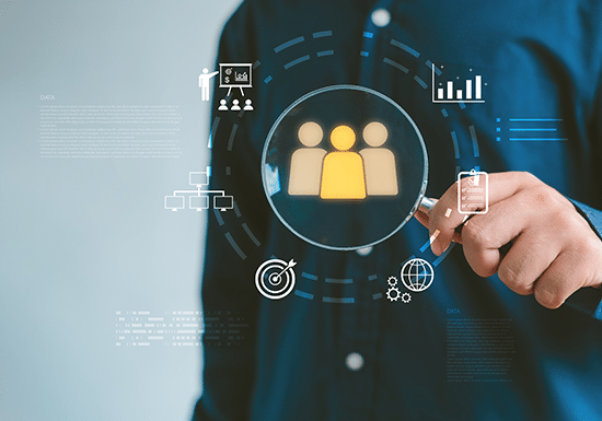 Persona con una lente di ingrandimento, tre icone di persone dentro la lente