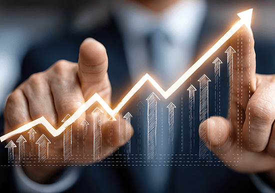 Dita che indicano un grafico di crescita, in sovraimpressione