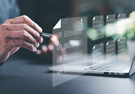 Immagine di una persona che indica con una penna alcuni fogli virtuali in sovraimpressione
