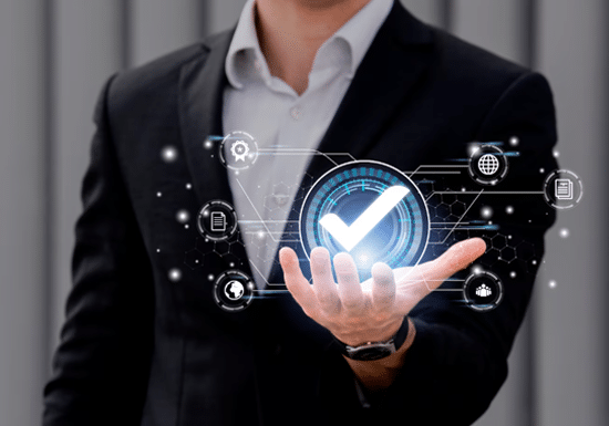 Persona che tiene in mano un'icona con una "V" virtuale in un cerchio bianco