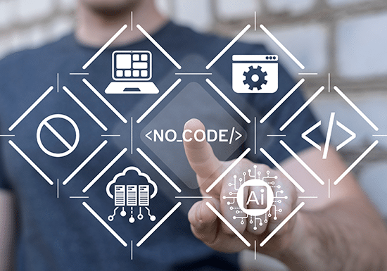 Persona che tocca un'icona "no code" circondata da altri loghi legati alla tecnologia