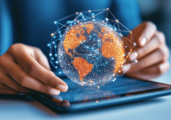 Rappresentazione di un piccolo globo terrestre 3d sopra un tablet