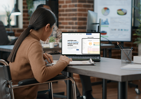 Persona seduta ad un tavolo con il sito di okACCEDO aperto sul pc